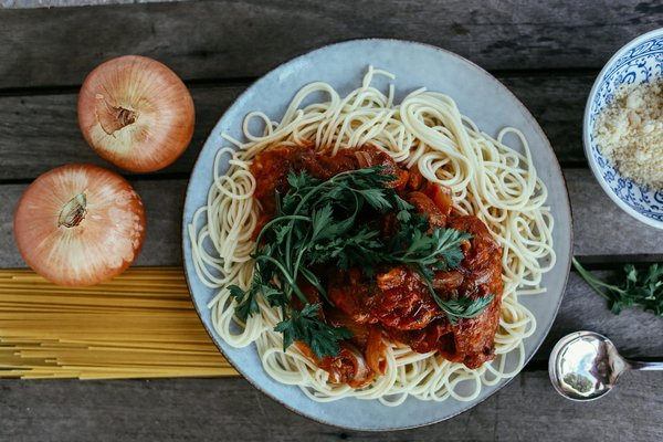 Quali sono i passaggi per configurare un sistema di monitoraggio della pressione dei pneumatici in un veicolo sportivo?