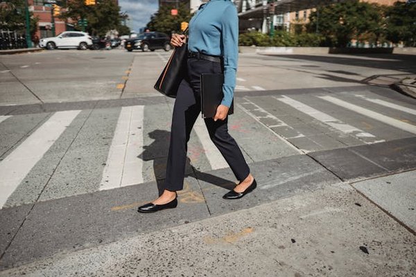 Come mantenere un look professionale con scarpe flat in ambienti di lavoro formali?