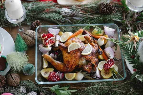 Qual è la ricetta per un pollo arrosto al limone con patate novelle e capperi?