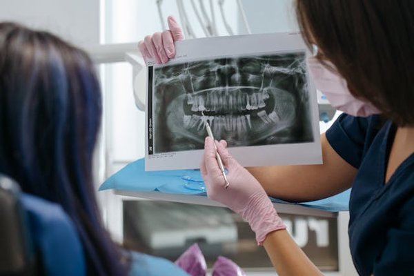 Come possono gli algoritmi di machine learning supportare la diagnosi di patologie dermatologiche tramite immagini?